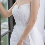 Váy cưới thắt eo ở ngực trông đẹp tự nhiên