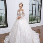 Váy cưới trễ vai gợi cảm phù hợp với cô dâu hiện đại