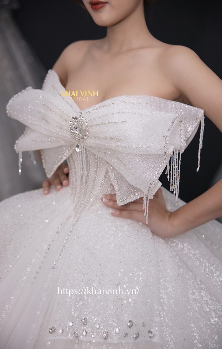 Trang chủ 23 vay cuoi cong chua dinh no kim sa va da pha le rat long lay