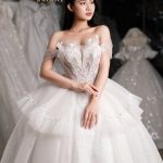 Váy cưới trễ vai lên ngôi trong năm 2024